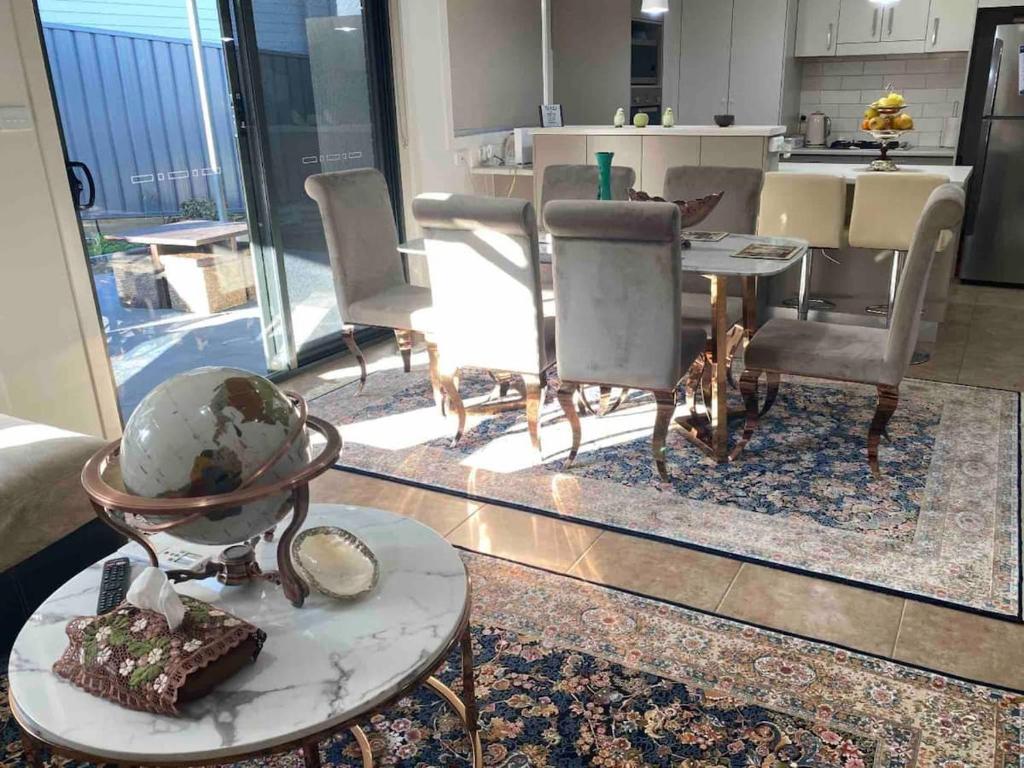 Comfortable room near the shops - Housity