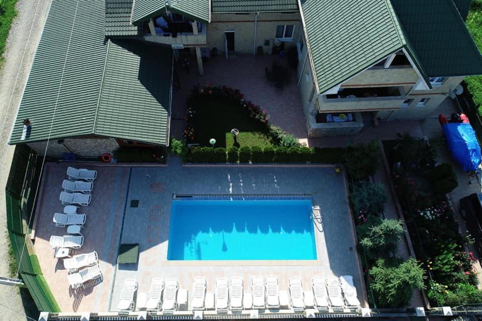 Piscina di Pensiunea Lory o nelle vicinanze