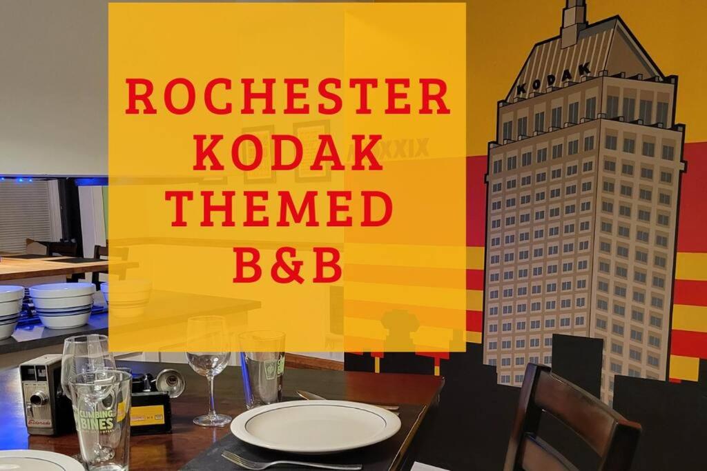 una mesa con un cartel que diga gallos kodaheticalheticalheticalhetical en Rochester Kodak Themed 2 Bedroom Apt With Parking, en Rochester