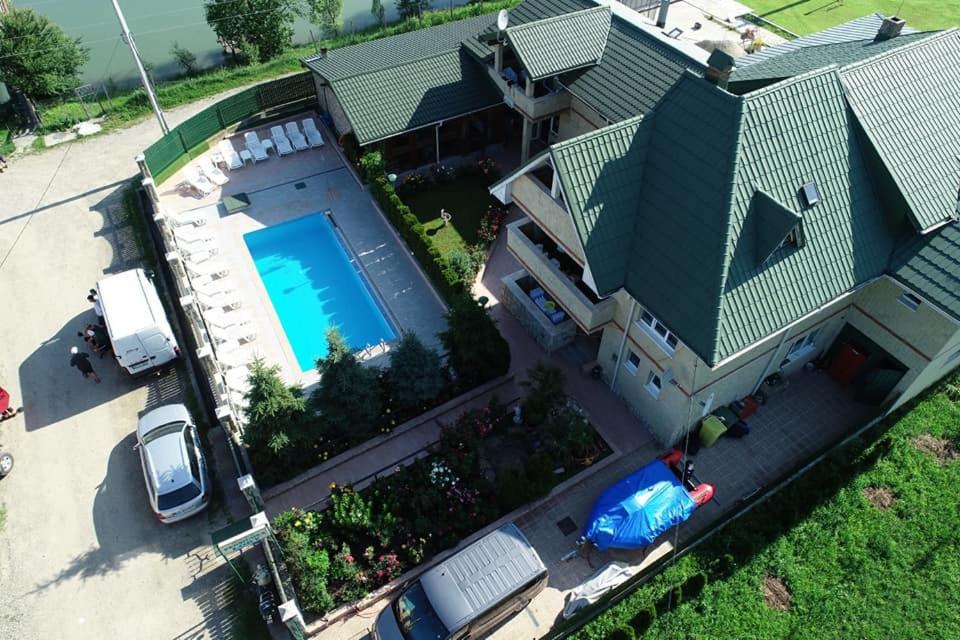 Piscina di Pensiunea Lory o nelle vicinanze