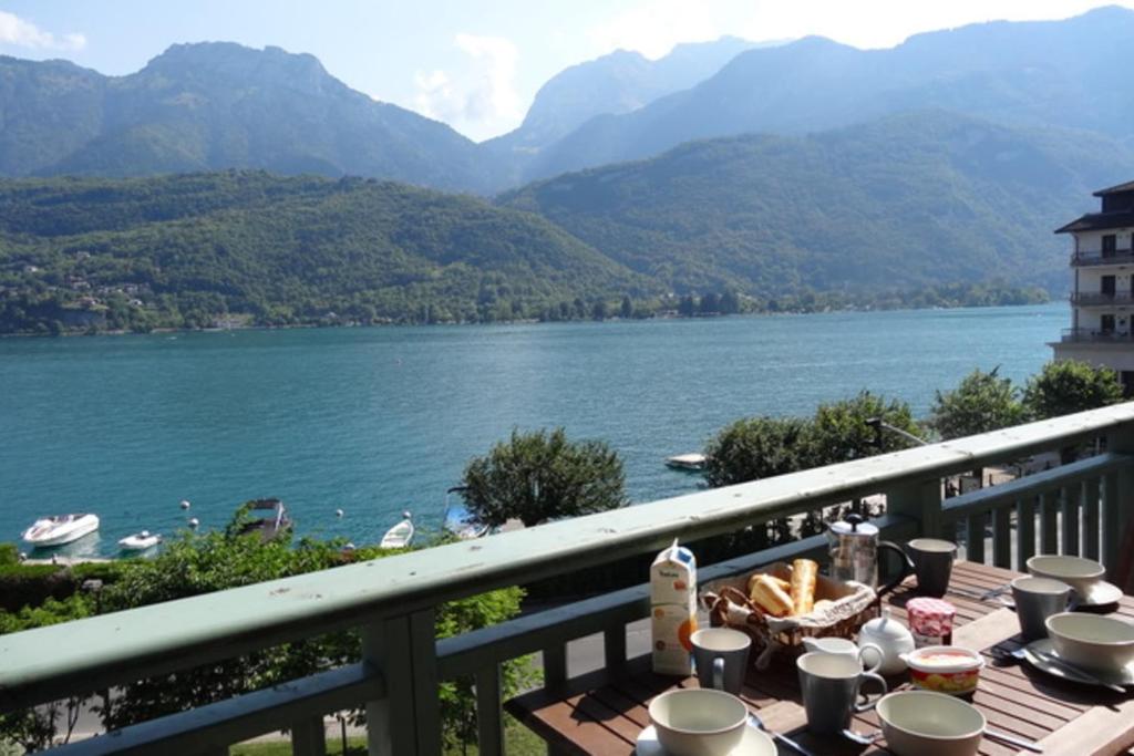 una mesa en un balcón con vistas al lago en Le pavillon du lac en Duingt