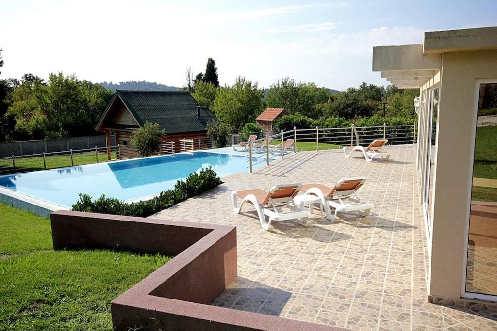 蘇托莫雷的住宿－Villa Sutomore，一座房子旁带躺椅的游泳池