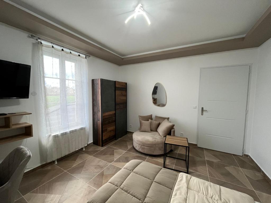 salon z kanapą i telewizorem w obiekcie Studio 54 w mieście Compiègne