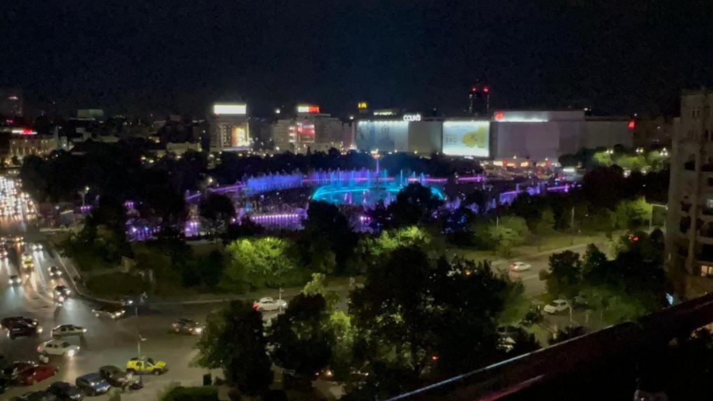 Vedere generală la București sau o vedere a orașului de la acest apartament