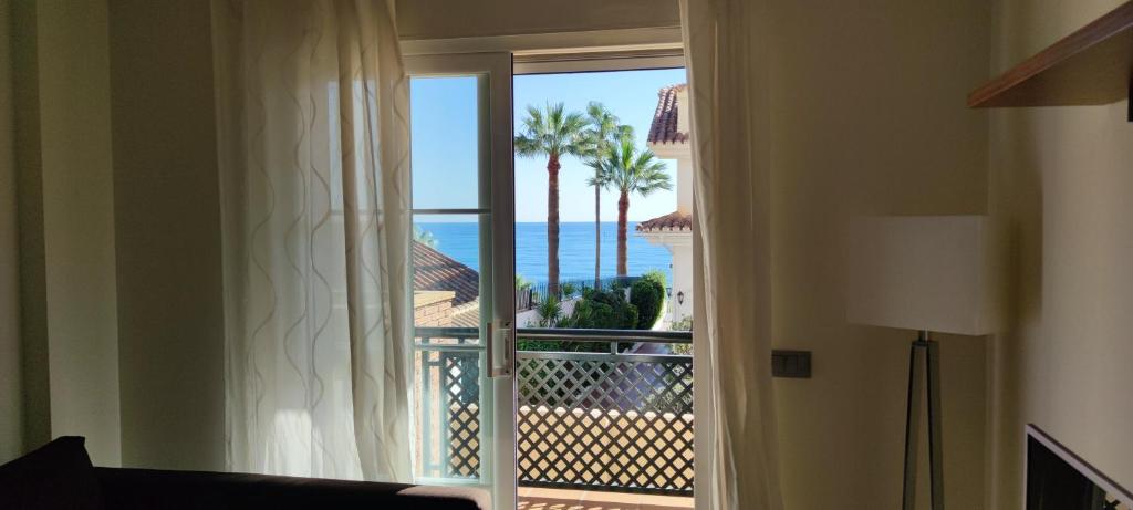 widok na ocean z pokoju hotelowego w obiekcie Benalmadena Beach Apartamento con Vistas al mar y Parking Privado Incluido w mieście Benalmádena