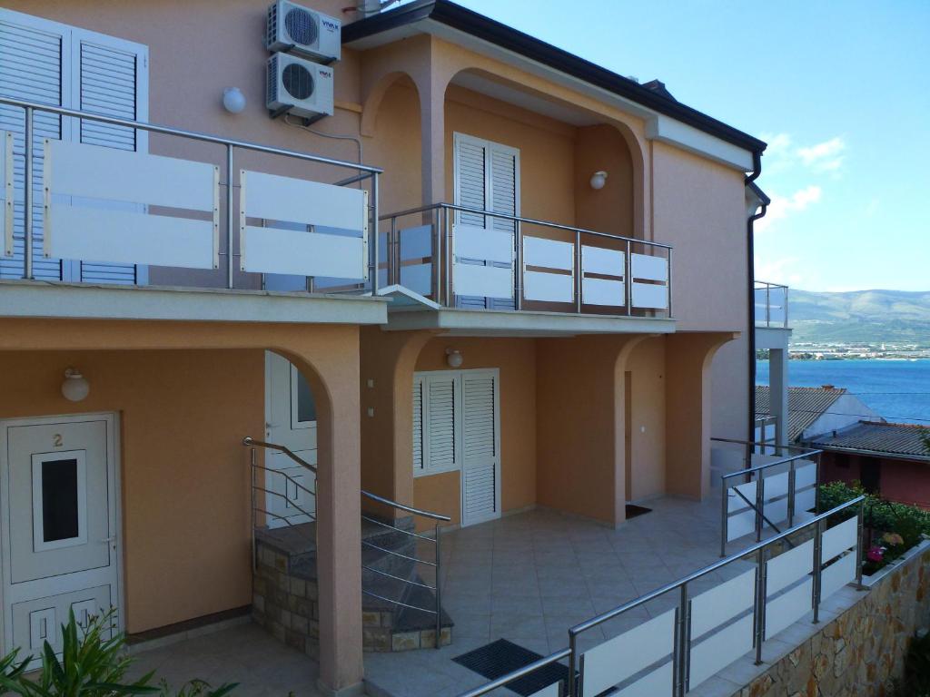 Großes Haus mit Balkon und Balkon in der Unterkunft Apartments Jelica in Trogir