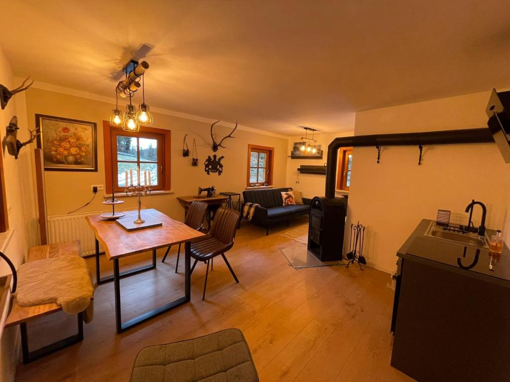 ein Wohnzimmer mit einem Tisch und einem Sofa in der Unterkunft Chalet am Bach in Deutschgriffen