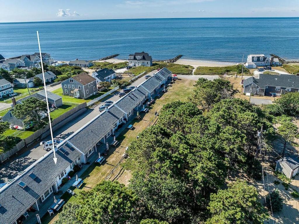 丹尼斯港Studio steps to a private beach!! Ocean views from backyard!! 2 Paddle Boards!!的靠近大海的火车站的空中景观