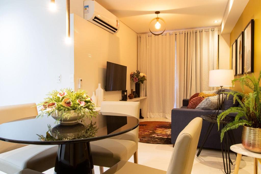 sala de estar con mesa y sofá en Apartamento com Varanda e Vista Temporada MME, en Maceió