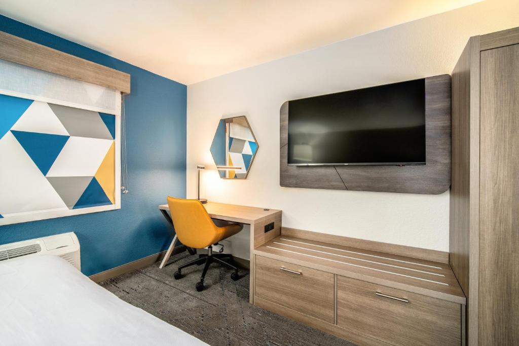 TV a/nebo společenská místnost v ubytování Holiday Inn Express & Suites Phoenix - Mesa West by IHG
