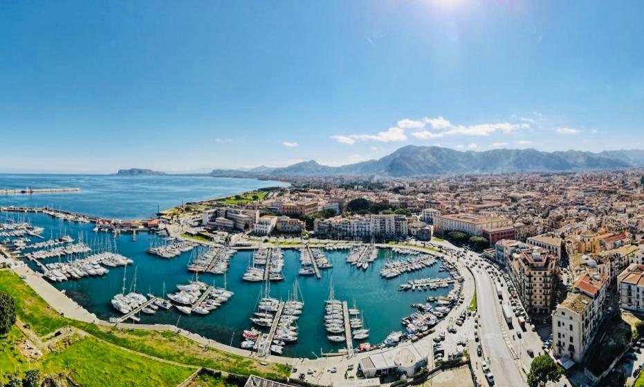 una vista aérea de un puerto con barcos en Giorgia House Boat, en Palermo