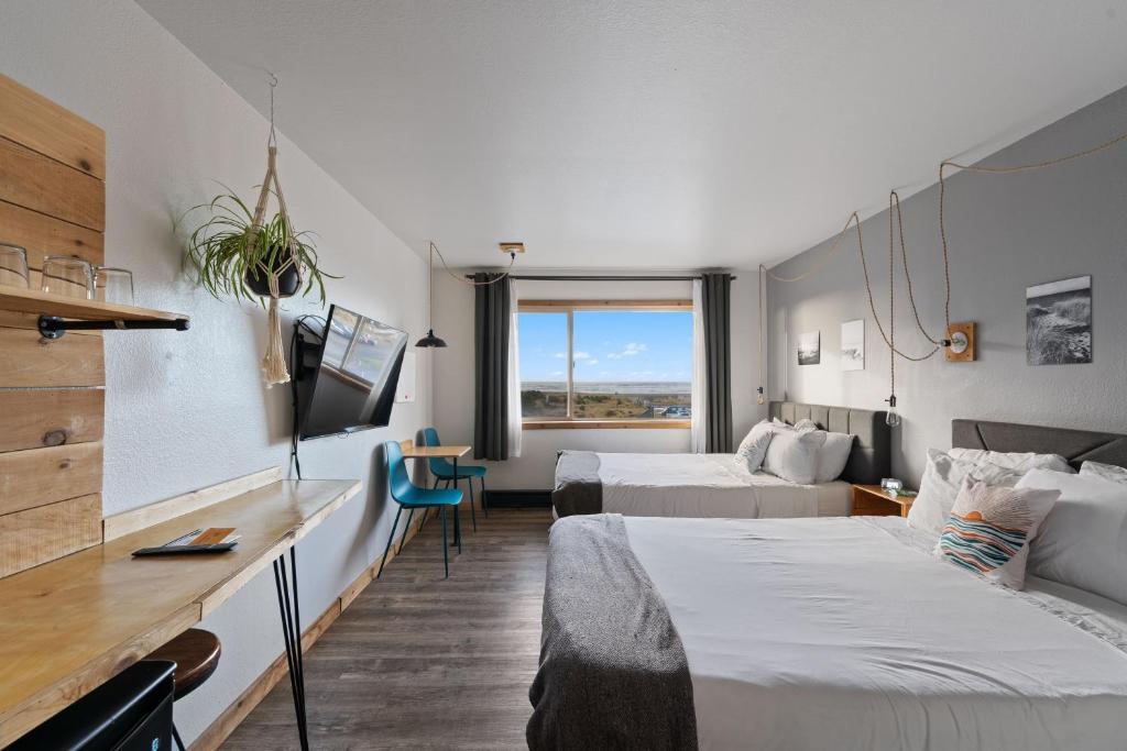Postel nebo postele na pokoji v ubytování Adrift Hotel