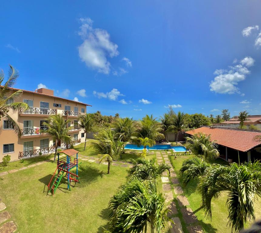 an aerial view of a resort with a playground at Apartamento em Taiba-CE com vista para o mar in Taíba