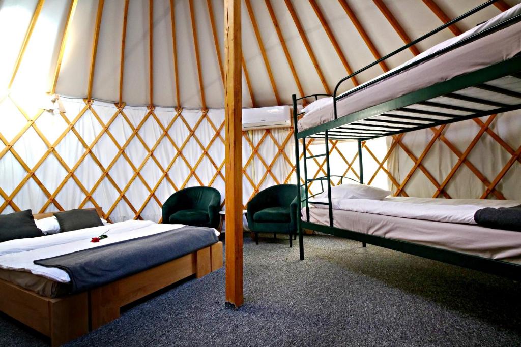 Postel nebo postele na pokoji v ubytování Glamping Dolina