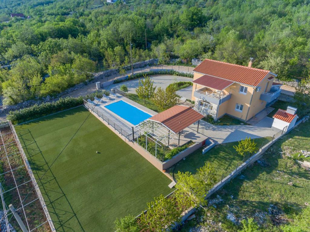 una vista aérea de una casa con piscina en Villa Green Oasis, en Žeževica