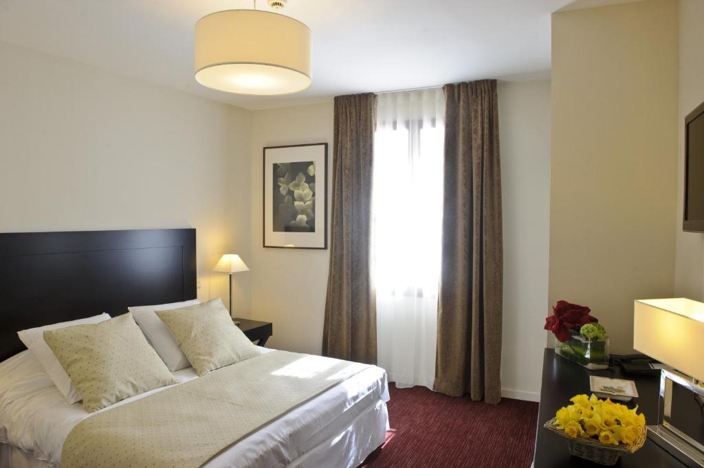 Postel nebo postele na pokoji v ubytování Hôtel Burgevin
