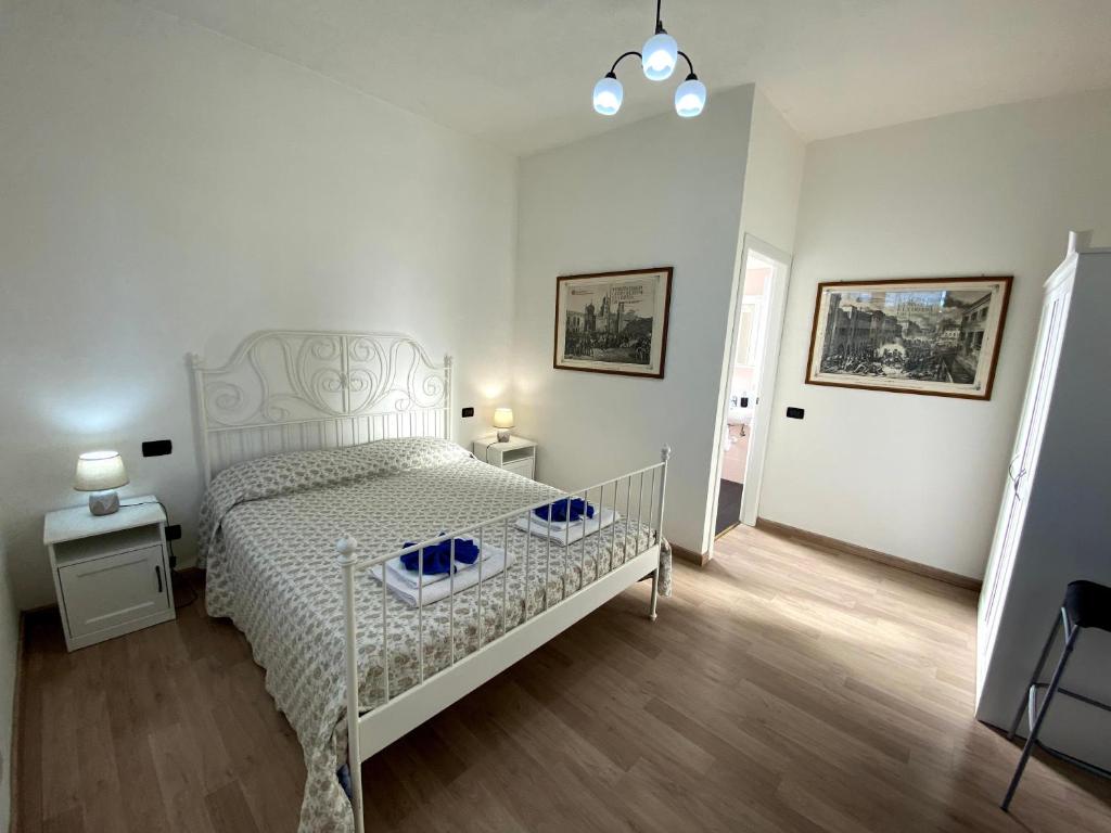 1 dormitorio con 1 cama con colcha blanca en Agriturismo Corte Filippi en Villadose