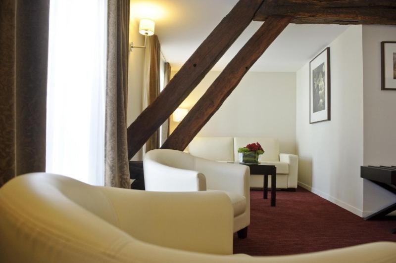 Posezení v ubytování Hôtel Burgevin