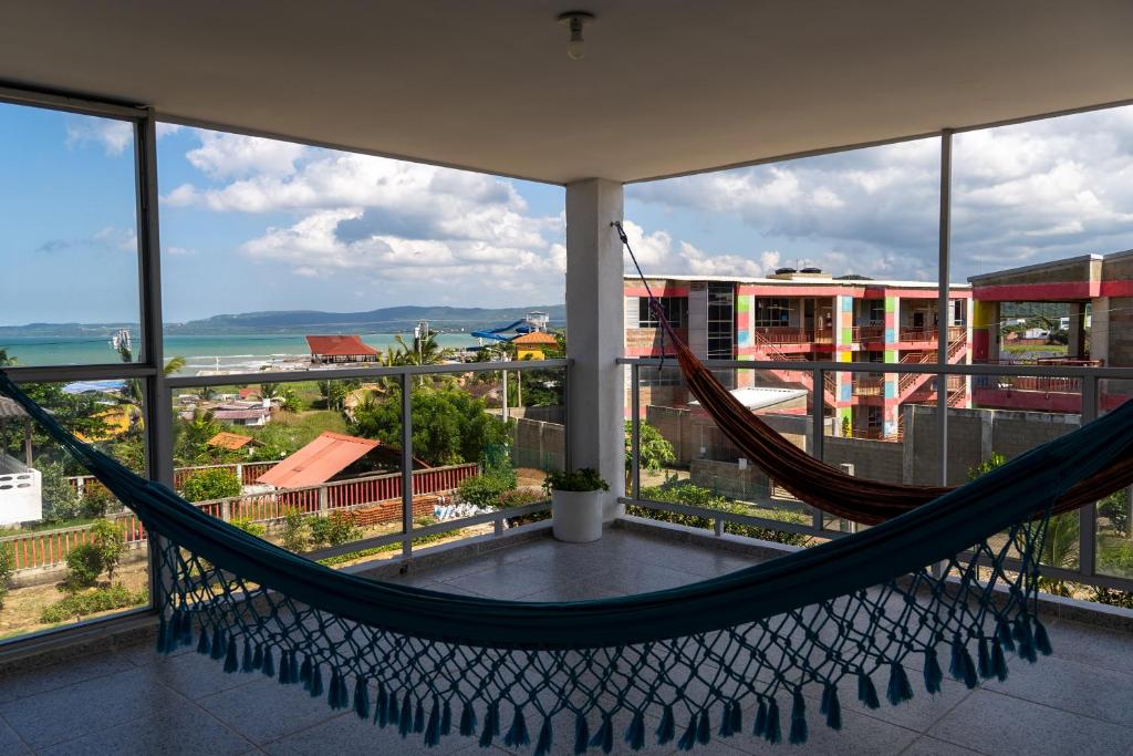 een hangmat op een balkon met uitzicht op de oceaan bij Villa Nuevo Amanecer Santa Verónica in Santa Veronica