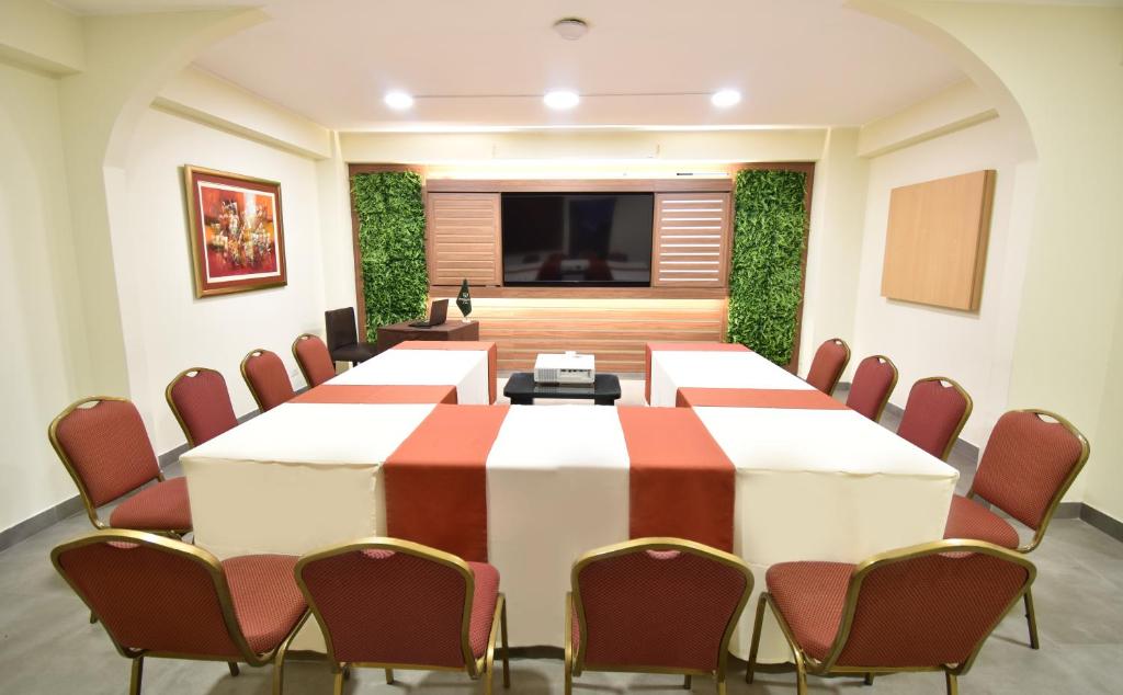 una sala conferenze con un grande tavolo e sedie di Qorianka Hotel a Lima