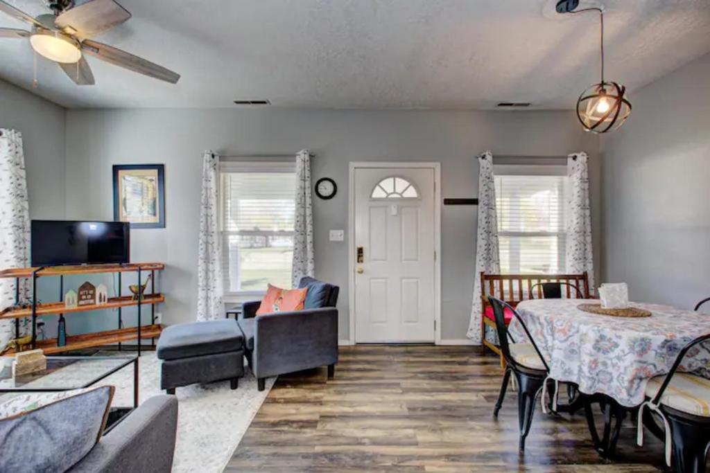 Χώρος καθιστικού στο Red Bench Cottage Ideal location near parks, trails, skiing, hiking, biking, shopping extended stays welcome