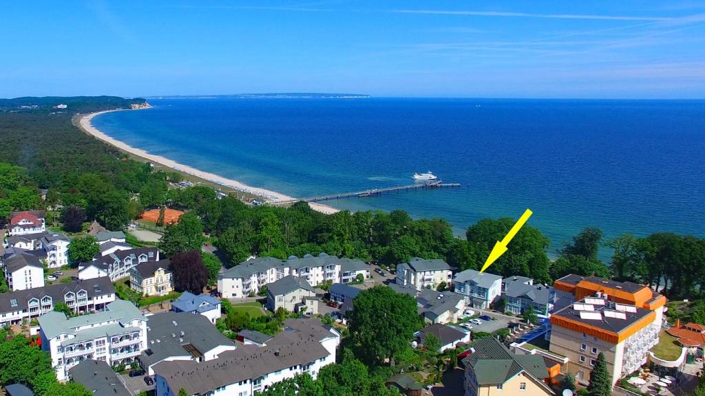 eine Luftaufnahme einer Stadt am Meer in der Unterkunft Wohnung 5 Haus Borgwardt in Göhren
