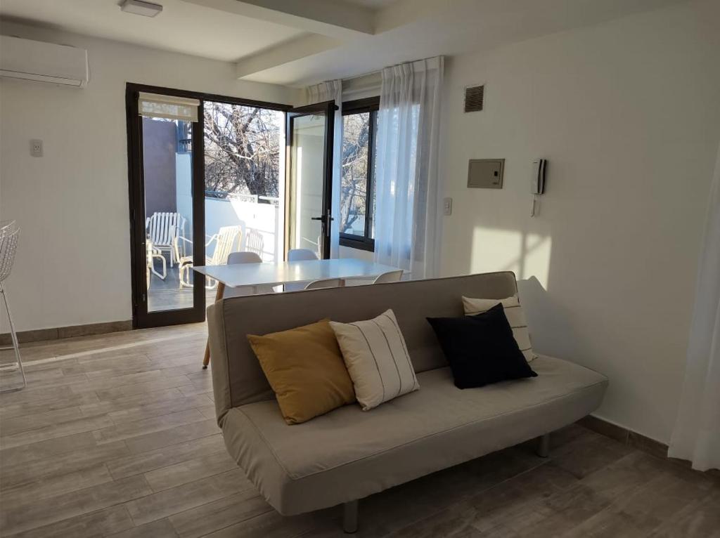 メンドーサにあるUMMA Mendozaのリビングルームにある枕が置かれたソファ