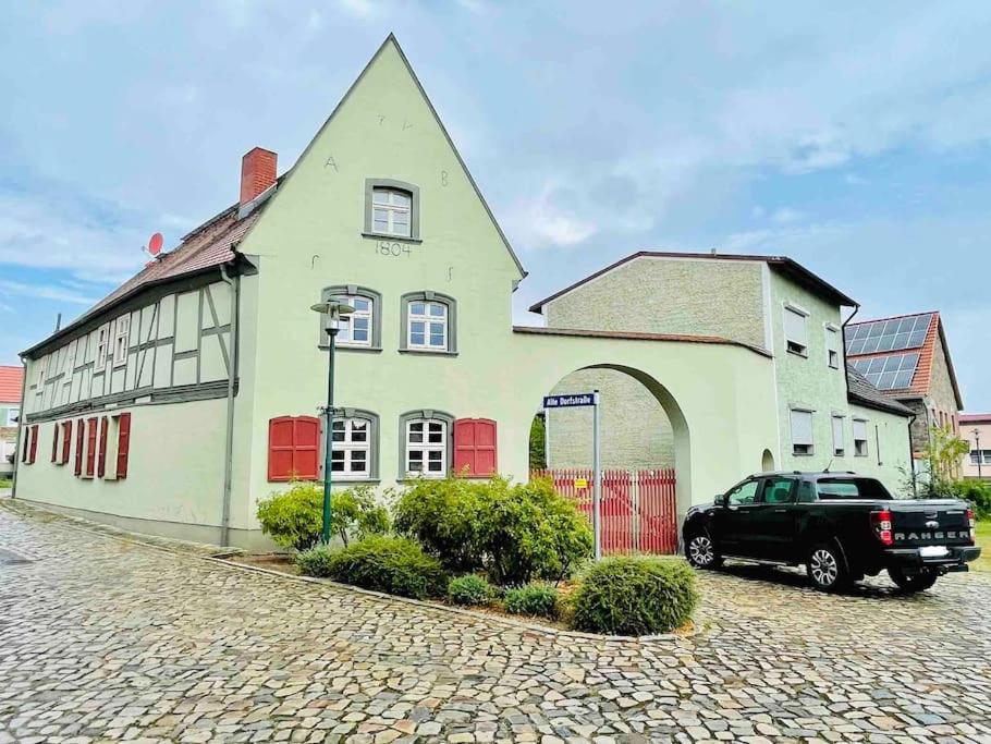 un camion noir garé devant un bâtiment dans l'établissement Zweibettzimmer mit eigenem Bad, à Barleben