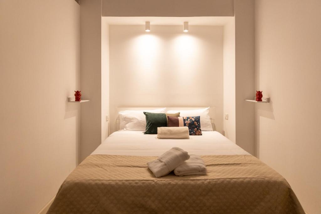 1 dormitorio con 1 cama con 2 almohadas en Cortile Bellini, en Catania