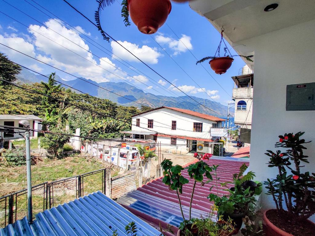 una vista dal balcone di una casa di Casa Argentina a San Juan La Laguna