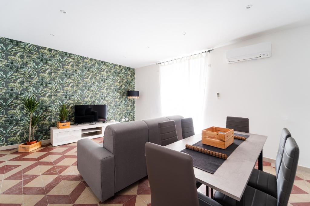 Televízia a/alebo spoločenská miestnosť v ubytovaní Historic Center Apartment - Catania Stays