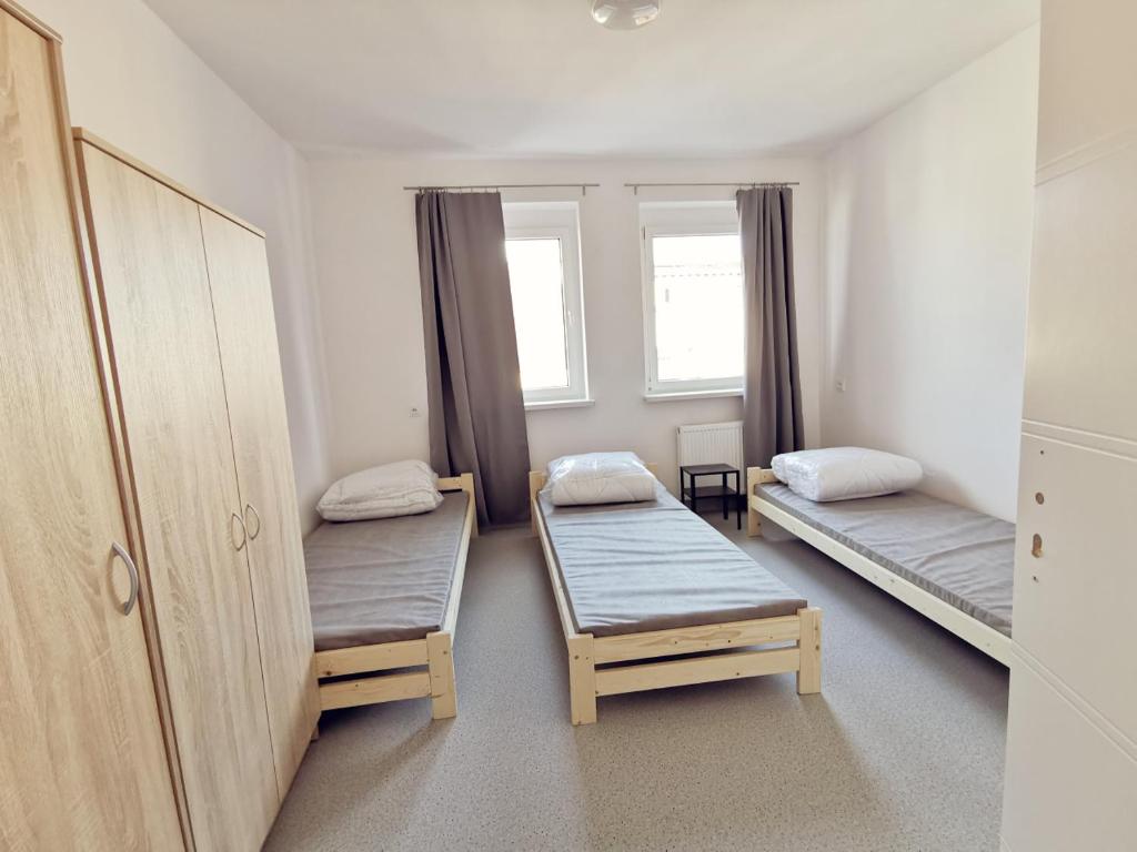 Cette chambre comprend 2 lits superposés et une fenêtre. dans l'établissement Komfortowa kwatera, à Stęszew