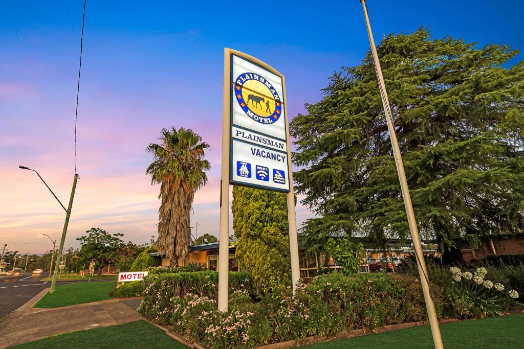 ein Schild für eine Tankstelle auf einer Straße in der Unterkunft Plainsman Motel in Forbes