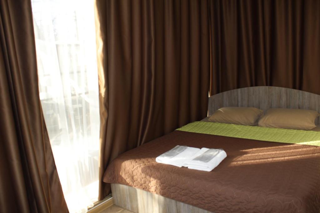 Postel nebo postele na pokoji v ubytování Arnautskiy Hotel