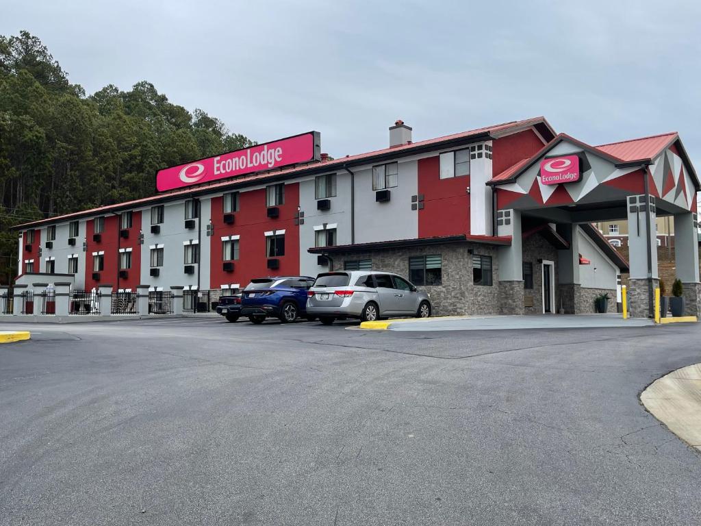 un edificio con coches estacionados en un estacionamiento en Econo Lodge Cartersville-Emerson Lake Point, en Cartersville