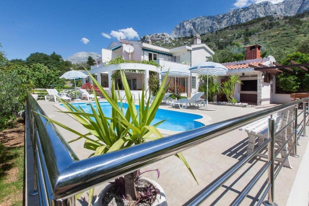 Fotografia z galérie ubytovania Family friendly house with a swimming pool Makarska - 19796 v destinácii Makarska