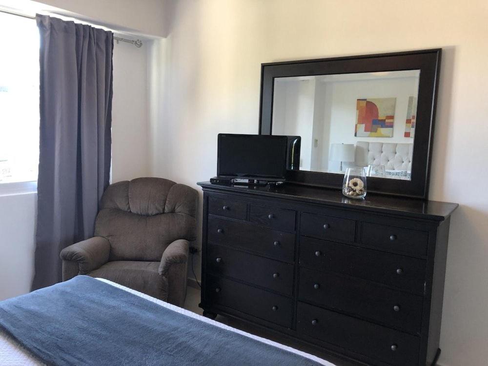 TV a/nebo společenská místnost v ubytování Lincoln Suite Pool - Gym - Sauna