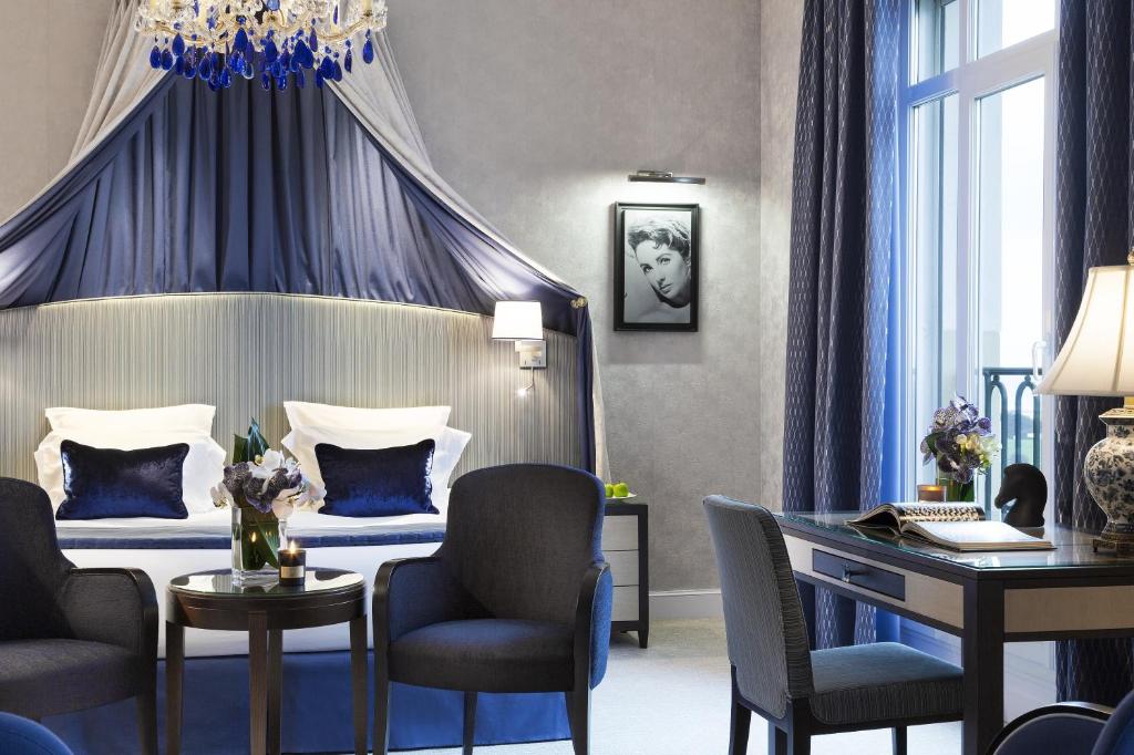 Гостиная зона в Hôtel Barrière Le Royal Deauville