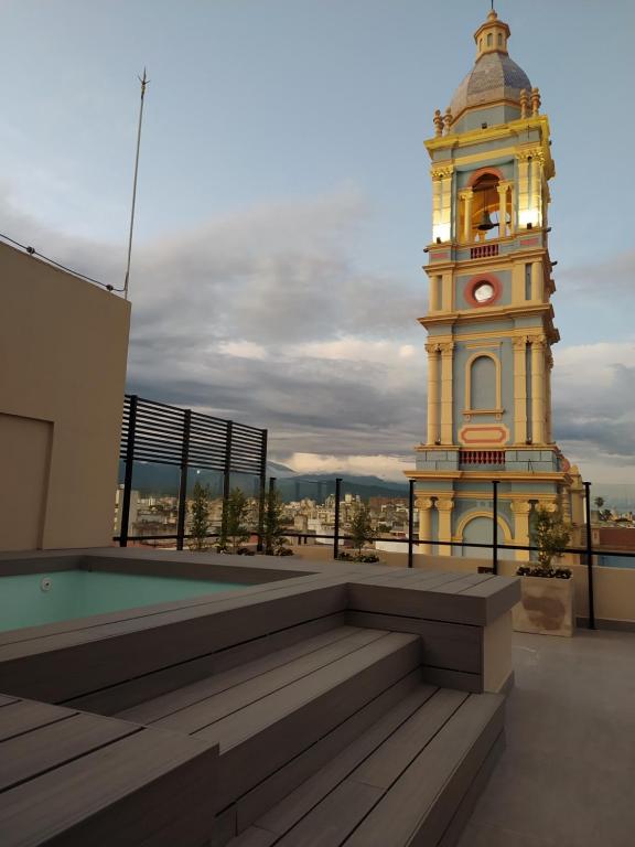 un edificio con una torre de reloj en el fondo en Mirador La Viña en Salta
