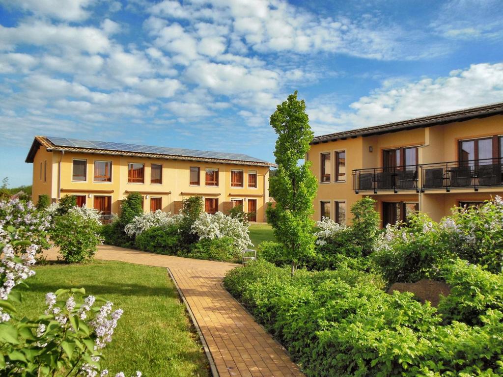 ein Gebäude mit einem Garten davor in der Unterkunft Ferienpark Templin direkt neben der Naturtherme in Templin