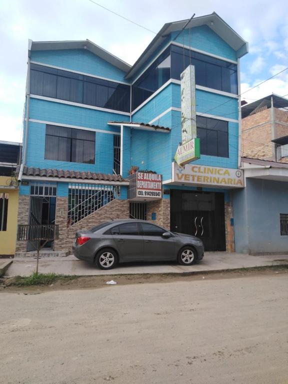 a car parked in front of a blue building at Piso de 2 camas in Moyobamba