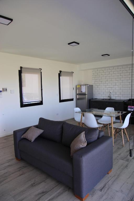 sala de estar con sofá y mesa en Casa 3 ambientes - FARO NORTE - en Mar del Plata