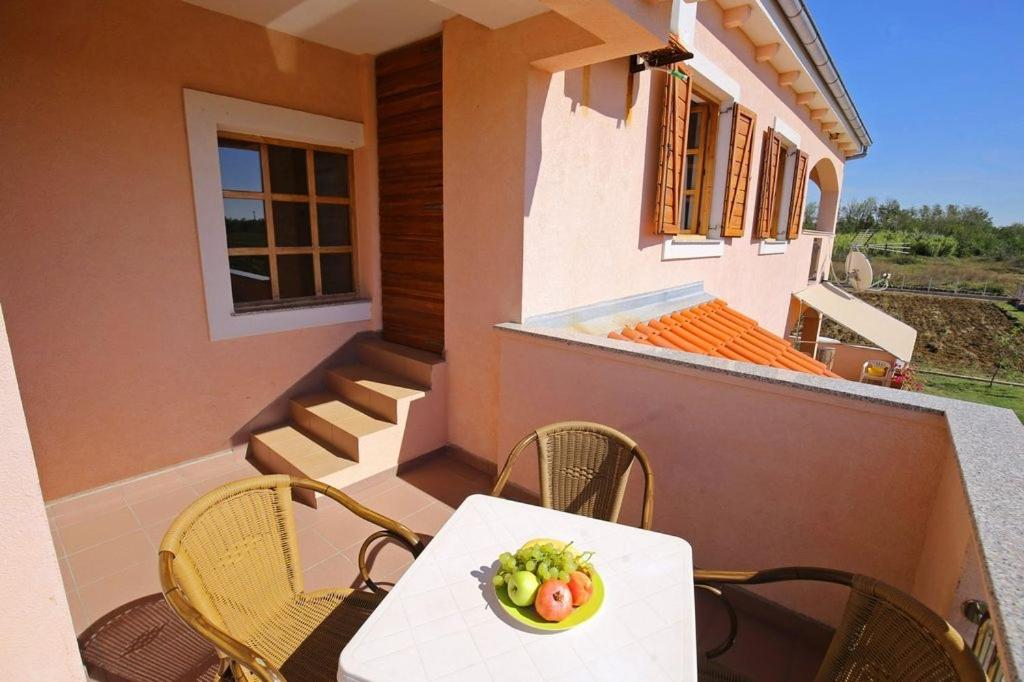 Balkon atau teras di Holiday apartment in Privlaka with sea view, balcony, air conditioning, WiFi 3598-5