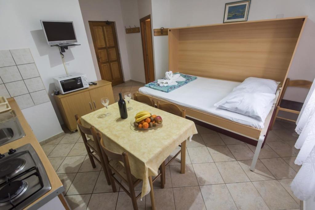 Kuchnia lub aneks kuchenny w obiekcie Holiday apartment in Privlaka with sea view, balcony, air conditioning, WiFi 3598-5