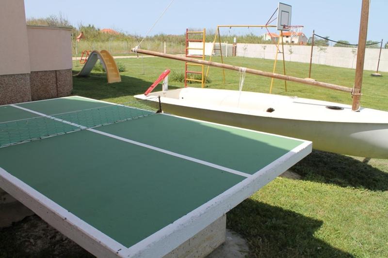 Tenis stołowy w obiekcie Holiday apartment in Privlaka with sea view, balcony, air conditioning, WiFi 3598-5 lub pobliżu