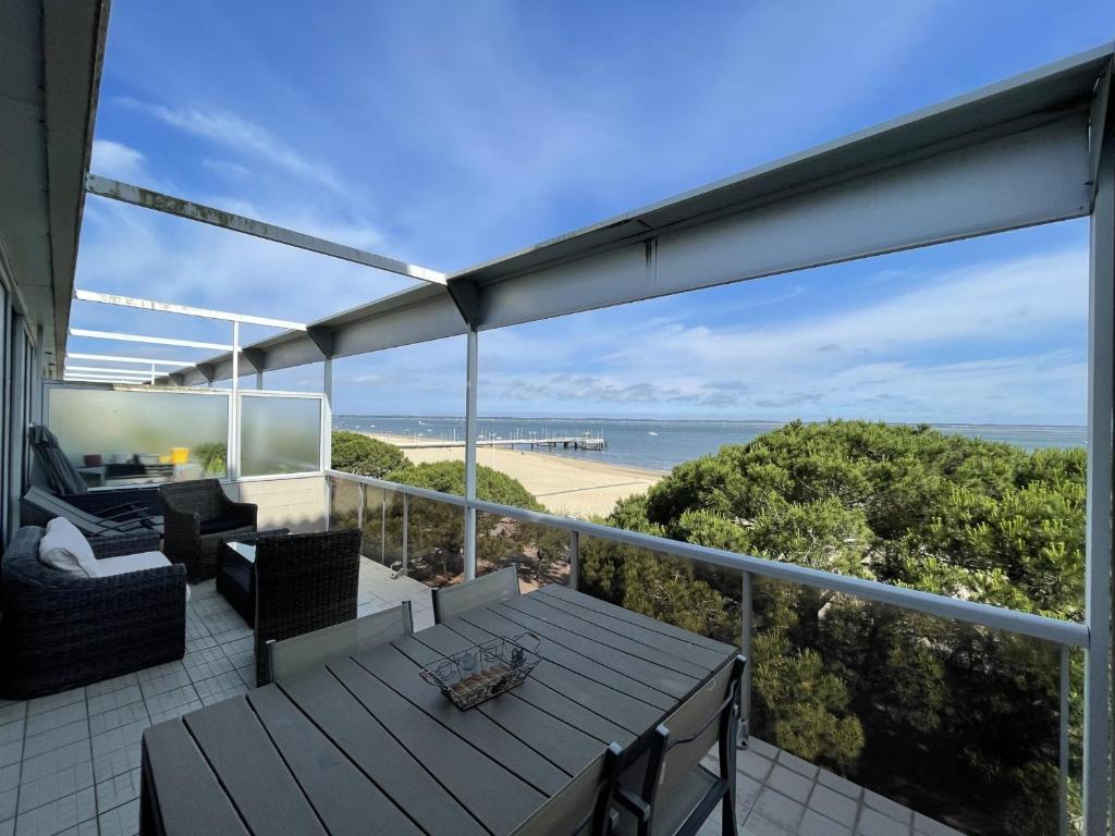 un balcon avec une table et une vue sur l'océan dans l'établissement Superbe T3 Centre Arcachon avec Parking et Wifi - FR-1-374-59, à Arcachon