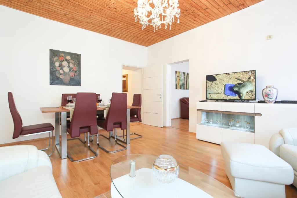 Uma televisão e/ou sistema de entretenimento em Classic Apartment I Close to Main Station I 10 Minutes to Belvedere