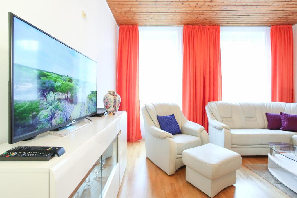 uma sala de estar com uma grande televisão de ecrã plano em Classic Apartment I Close to Main Station I 10 Minutes to Belvedere em Viena