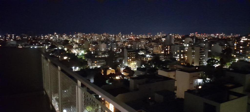 - Vistas a la ciudad por la noche con luces en TORRE Rivera en Buenos Aires