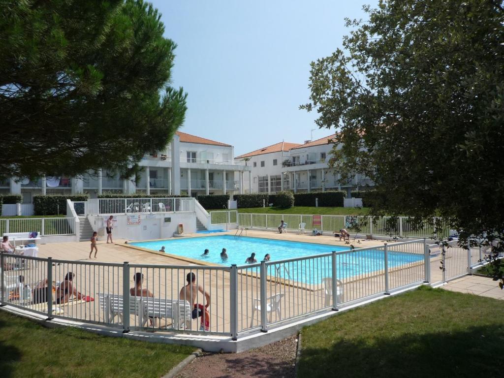 בריכת השחייה שנמצאת ב-Appartement Les Sables-d'Olonne, 2 pièces, 4 personnes - FR-1-92-797 או באזור